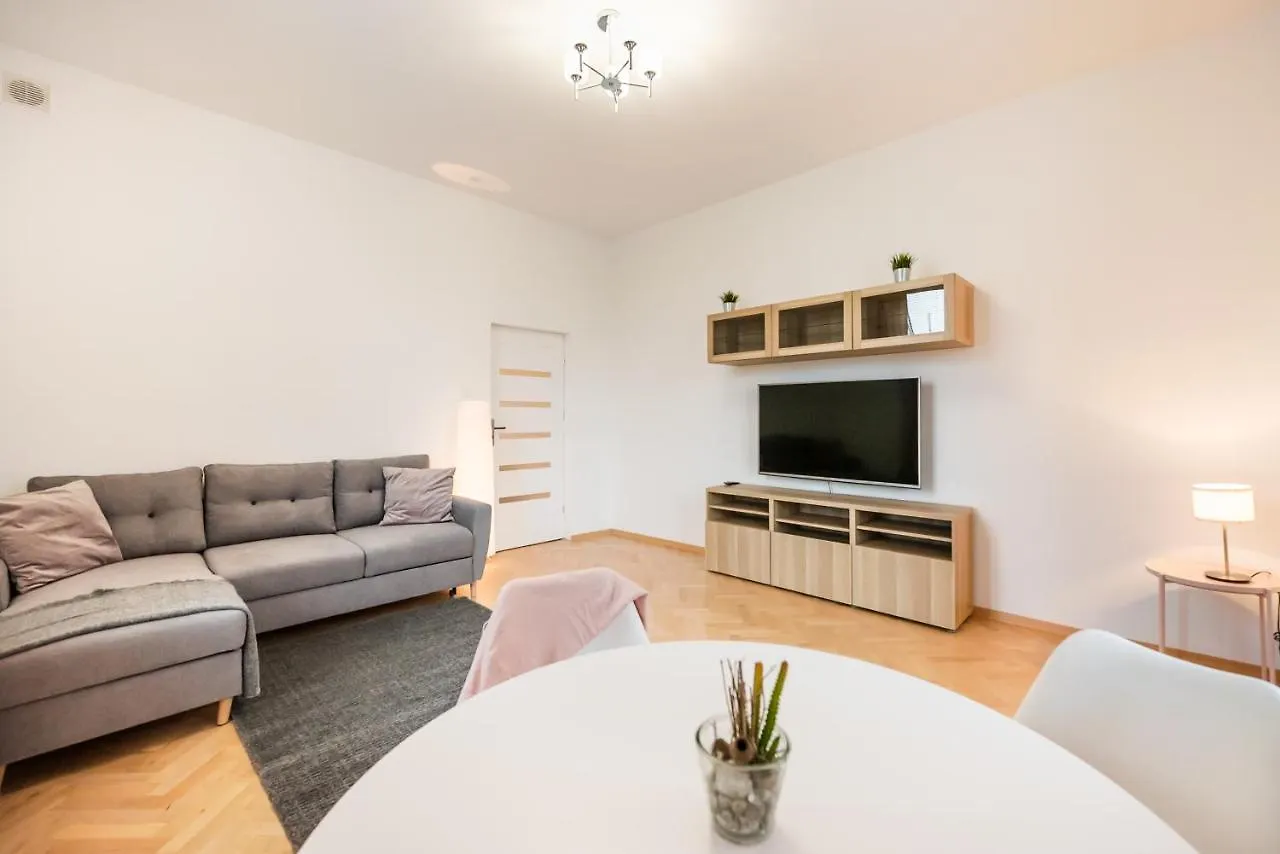 Metro Swietokrzyska Enchanting Apartment Warsaw