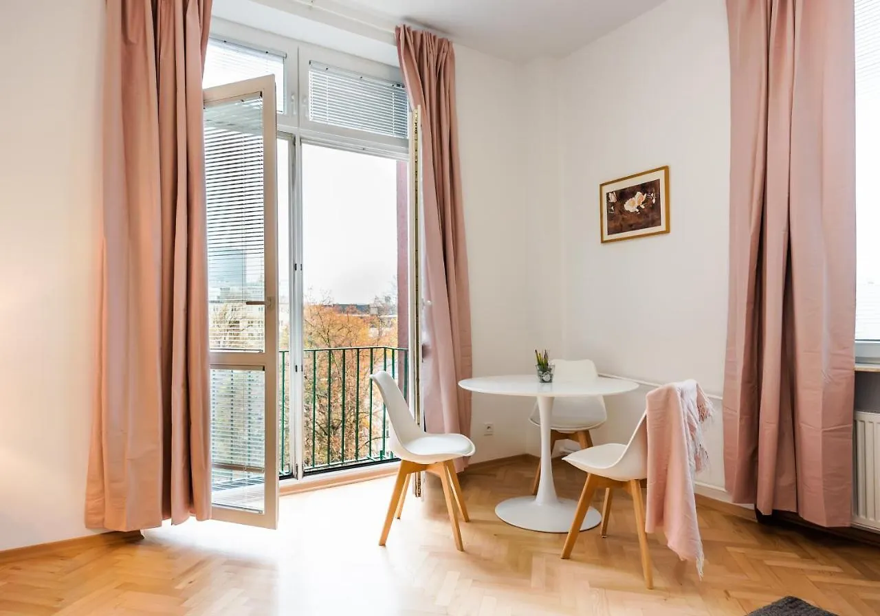 Metro Swietokrzyska Enchanting Apartment Warsaw