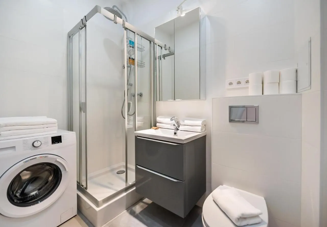 Metro Swietokrzyska Enchanting Apartment Warsaw